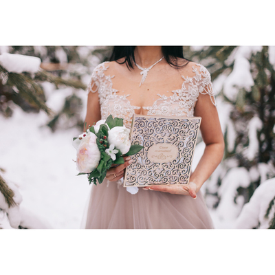 Книга пожеланий в деревянной обложке «Резная», дерево с золотом, 21 х 21 см.