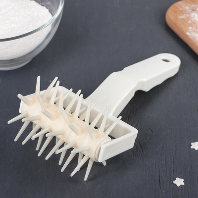 Валик для накатки теста Доляна «Дырки», 18,5×9×6,5 см