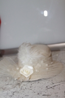 Карнавальная шляпка бежевая на прищепках