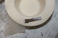 Карнавальная шляпка бежевая на прищепках