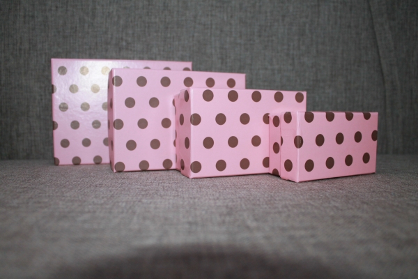 Коробка розовая в горох, прямоугольные